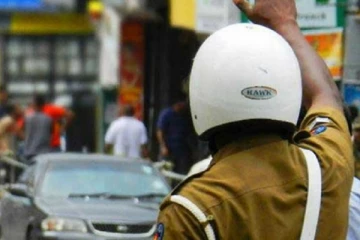 பொலிஸ் போக்குவரத்து பிரிவின் அதிகாரிகளை தாக்கிய தம்பதியினர்