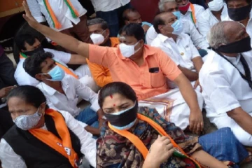 ‘’ எங்களுக்கு நியாயம் வேண்டும் ‘’   - சாலையில் அமர்ந்து தர்ணாவில் ஈடுபட்ட குஷ்பூ மற்றும் பொன்ராதாகிருஷ்ணன்