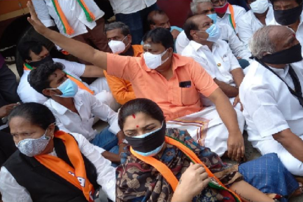 ‘’ எங்களுக்கு நியாயம் வேண்டும் ‘’   - சாலையில் அமர்ந்து தர்ணாவில் ஈடுபட்ட குஷ்பூ மற்றும் பொன்ராதாகிருஷ்ணன் - தமிழ்நாடு