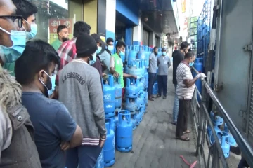 அதிகாலை முதல் எரிவாயு சிலிண்டருக்காக காத்து கிடக்கும் மக்கள்