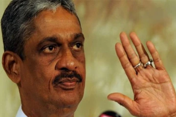 கட்டுப்பணம் செலுத்தினார் சரத் பொன்சேகா