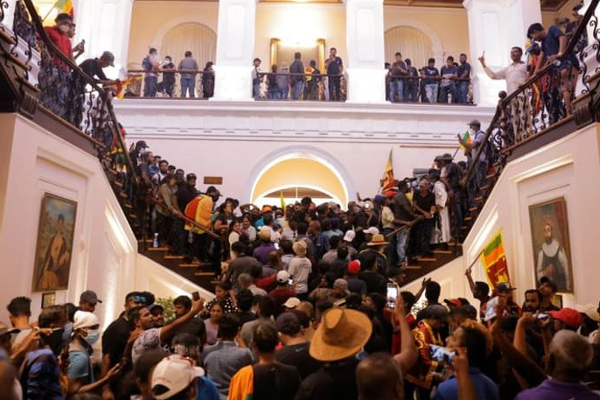 அதிபர் மாளிகைக்குள் நுழைந்த 40 பேரை தேடி காவல் துறையினர் வலைவீச்சு - ஐபிசி தமிழ்