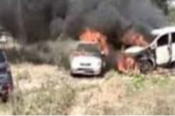 சசிகலாவை வரவேற்க நிறுத்தி வைக்கப்பட்டிருந்த இரு கார்கள் திடீரென தீ பற்றி எரிந்து விபத்து