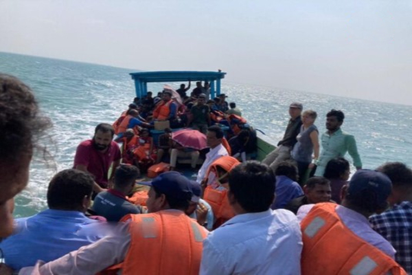 நெடுந்தீவு கடலில் தத்தளித்த பயணிகள்; உதவிய மீனவர்கள்! | Travelers Stranded Island Sea Fishermen