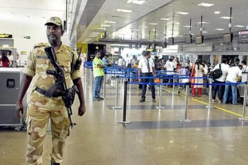 பாரிஸ் விமான நிலையத்தில் மோதல் ;வைரலான காணொளி