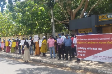 கல்வி இராணுவ மயமாக்குவதை எதிர்த்து ஜனநாயக சமூகத்தை கட்டியெழுப்புவோம்-யாழ்.பல்கலையில் போராட்டம்!