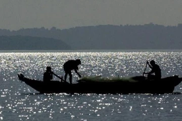 இலங்கையின் கடற்கொள்ளையர்களால், தமிழக மீனவர்கள் மீது தாக்குதல்! இலங்கை கடற்படையின் பதில்!