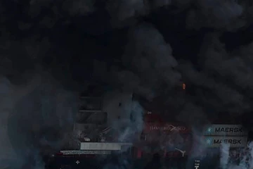 මෙරට ප්‍රධානතම වරායක නවතා තිබුණු නැවක ගින්නක්..