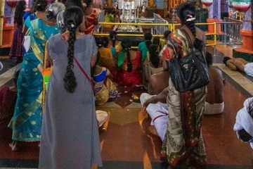 யாழில் சீரணி அம்மனை தரிசிக்க சென்ற பெண்ணுக்கு நடந்த அதிர்ச்சி சம்பவம்!