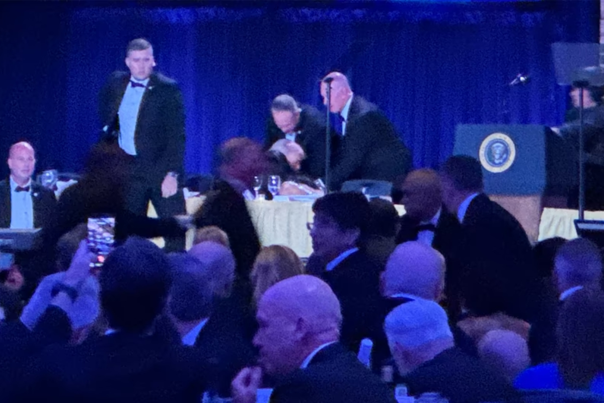 ட்ரம்ப் கலந்து கொண்ட நிகழ்வில் துப்பாக்கிச்சூடு! பெரும் பரபரப்பு - சற்றுமுன் வெளியான புகைப்படம் | Trump Appeared Suspect Was Detained After Gunfire