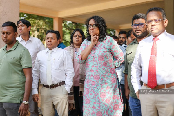 வெள்ளத்தால் பாதிக்கப்பட்ட பேராதனை பல்கலைக்கு பிரதமர் ஹரிணி விஜயம் | Pm Harini Visits Peradeniya University வெள்ளத்தால் பாதிக்கப்பட்ட பேராதனை பல்கலைக்கு பிரதமர் ஹரிணி விஜயம் | Pm Harini Visits Peradeniya University