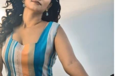 நம்ம பிக்பால் ஜுலியா இது? சட்டை பட்டனை கழட்டி மோசமான போஸில் வைரலாகும் புகைப்படம்..