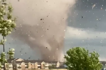 அமெரிக்காவில்  சுழன்றடிக்கும் சூறாவளிக் காற்று; .வைரலாகும்  காணொளி!