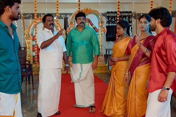 ஆதி குணசேகரனை முட்டாளாக்கி மண்டபத்தில் இருந்து வெளியே வந்த தர்ஷன்.. பரபரப்பான கட்டத்தில் எதிர்நீச்சல் தொடர்கிறது | Dharshan Escaped From Gunasekaran In Ethirneechal