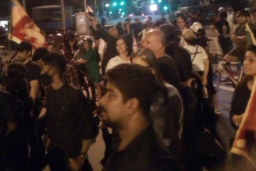 විරෝධතාකරුවන් අගමැති නිවස වටලයි..මාර්ග බාධක යොදා ආරක්ෂාව තර කෙරේ..(PHOTOS)