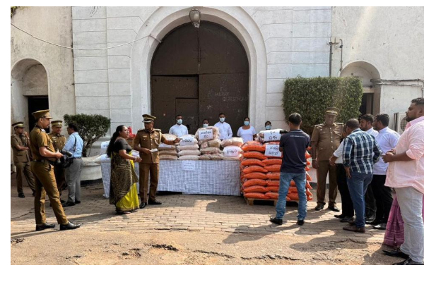 මෙන්න මිනිස්සු - බන්ධනාගාර රැදවියන් ලංකාවටම ආධාර බෙදයි | Prison Inmates Donate Meals For Flood Victims මෙන්න මිනිස්සු - බන්ධනාගාර රැදවියන් ලංකාවටම ආධාර බෙදයි | Prison Inmates Donate Meals For Flood Victims