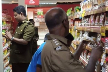 யாழில் காலாவதியான உணவு பண்டங்களை காட்சிப்படுத்திய வர்த்தகர்களுக்கு தண்டம்