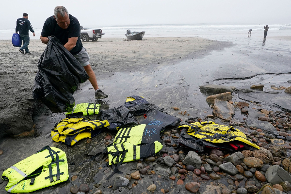 அமெரிக்காவில் படகு கவிழ்ந்து 8 பேர் பலி | 8 Killed In Us Boat Capsize