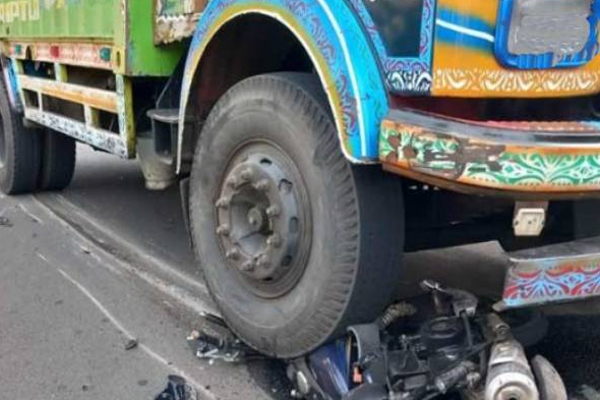 இலங்கையில் நேருக்கு நேர் மோதிய லொறி - மோட்டார் சைக்கிள்! இருவர் வைத்தியசாலையில் | Head On Collision Lorry Motorcycle Akkaraipattu