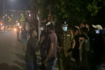 போராட்ட களத்தில் மூத்த காவல்துறை அதிகாரியை சூழ்ந்த மாணவர்கள்!