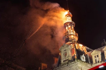 பாரிஸ் நகர மேயர் அலுவலகத்தில் தீ விபத்து: இடிந்து விழும் அபாயத்தில் மணி கோபுரம்!