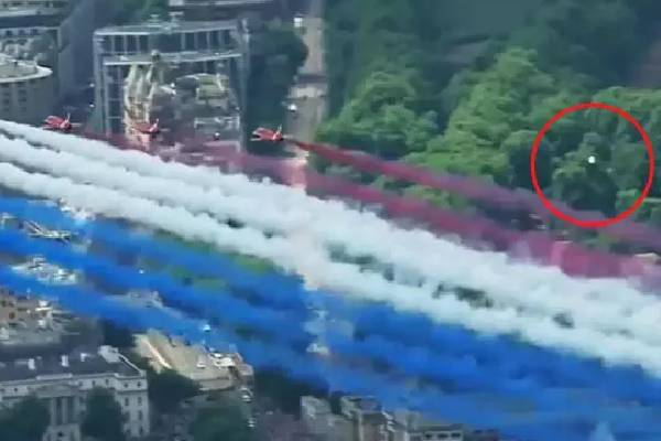 இங்கிலாந்து ராணி பவள விழா கொண்டாட்ட நிகழ்ச்சியில் பறக்கும் தட்டு சர்ச்சை  : நடந்தது என்ன? | Flying Saucer Controversy In England