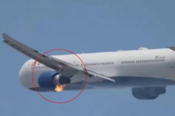 நடுவானில் திடீரென தீப்பிடித்து எரிந்த விமானம் ; அமெரிக்காவில் பரபரப்பு