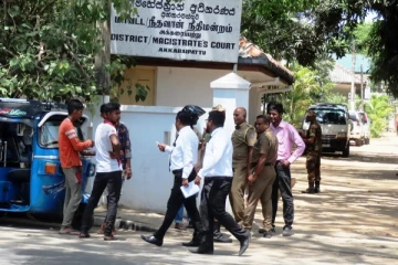 அம்பாறை - அக்கரைப்பற்று நீதிமன்ற கட்டடத் தொகுதிக்கு தீ வைத்த சந்தேகநபர்கள் கைது (photo)