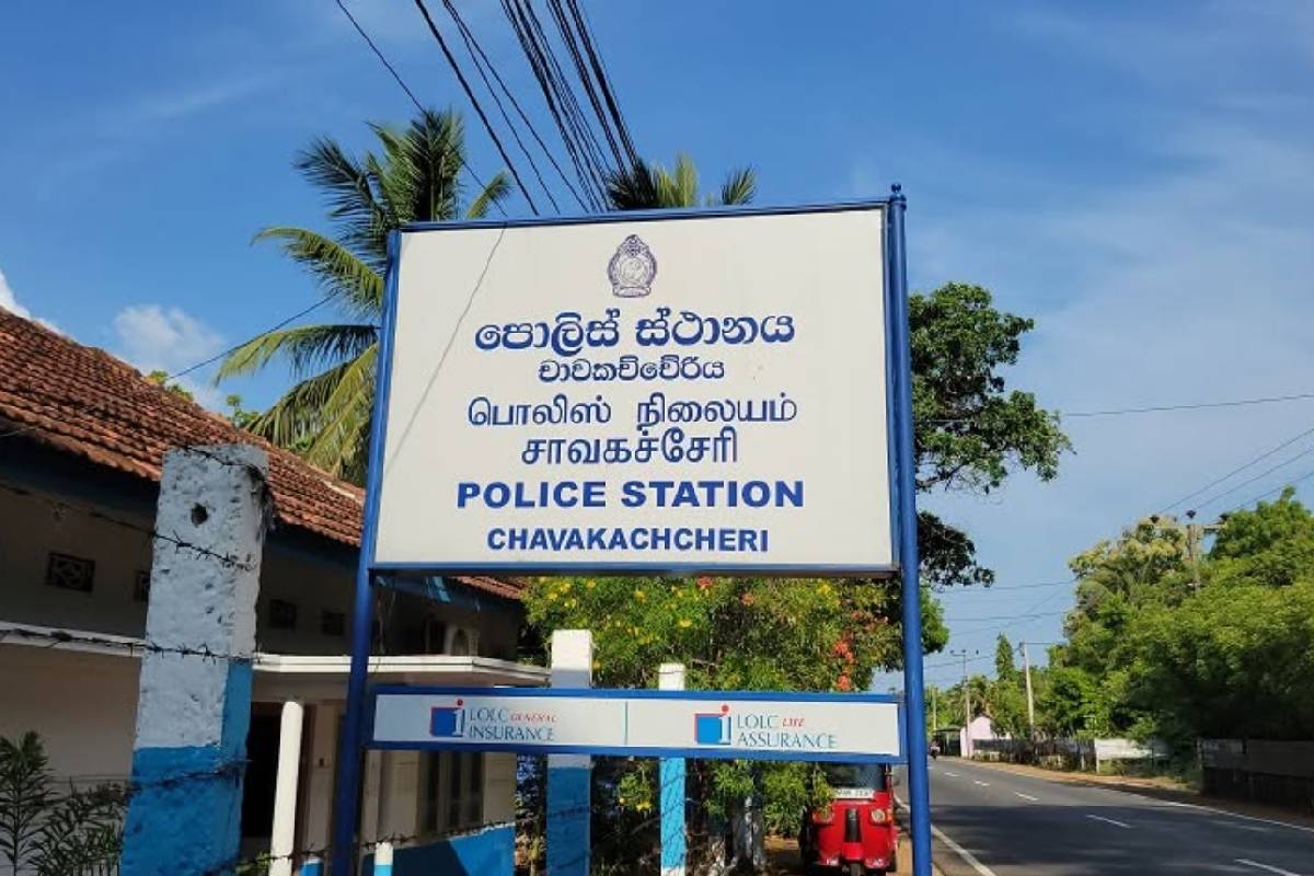 யாழில் பௌர்ணமி தினத்தில் மதுபான விற்பனை : இருவர் அதிரடி கைது | 2 Arrested In Jaffna For Liquor Sale On Poya Day