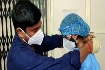 கவச உடை அணிந்த பெண்ணுக்கு தாலி கட்டிய மாப்பிள்ளை! தீயாய் பரவும் கொரோனா வார்டில் நடந்த திருமண புகைப்படம்