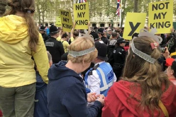 லண்டனில் முடியாட்சிக்கு எதிராக பதாகைகளுடன் திரண்ட மக்களால் பரபரப்பு