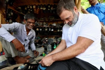 செருப்பு தைக்கும் தொழிலாளி அனுப்பி வைத்த காலணி.., மகிழ்ச்சியுடன் அணிந்து கொண்ட ராகுல் காந்தி