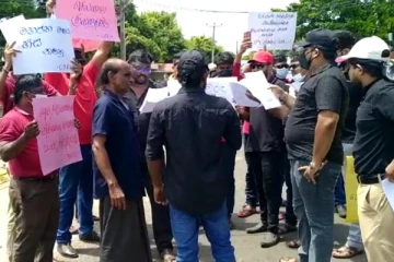 மகிந்த வந்ததால் நீங்கள் இந்த வீதிக்கு மேல் இல்லையென்றால் பங்கருக்குள் தான் இருந்திருப்பீர்கள்: போராட்டத்தில் குழப்பம் விளைவித்த நபர்