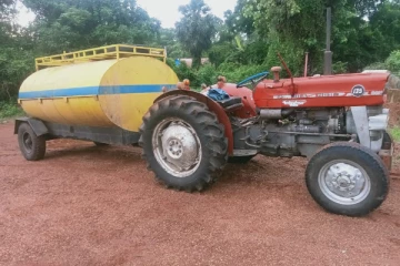 ஊழியர் ஒருவரின் முறைகேடான செயல் : மடக்கிப்பிடித்த பொதுமக்கள்