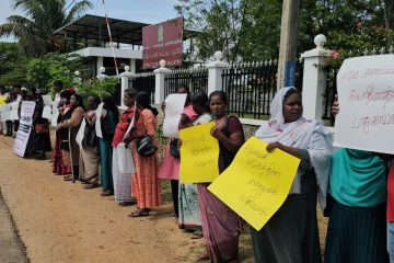 அநுர அரசுக்கு எதிராக போராட்டத்தில் குதித்த அரசு சாரா தொண்டு நிறுவனம் ஊழியர்கள்