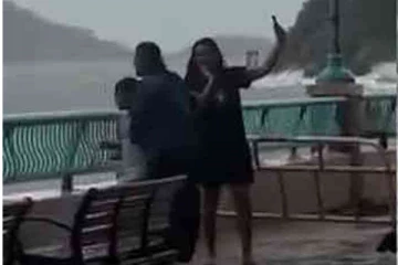 செல்ஃபியால் கைதான இலங்கை பெண் ; வெளிநாடொன்றில் சம்பவம்