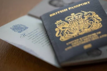 பிரித்தானியாவில் மன்னர் சார்லஸ் பெயரில் வெளியிடப்பட்டுள்ள கடவுச்சீட்டு!