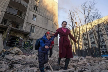 உக்ரைனில் பற்றி எரியும் நகரம்; வெளியேற்றப்பட்ட மக்கள்