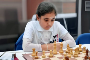 கிராண்ட்மாஸ்டரை வீழ்த்தி உலக சாதனை படைத்த 10 வயது தமிழ் வம்சாவளி சிறுமி