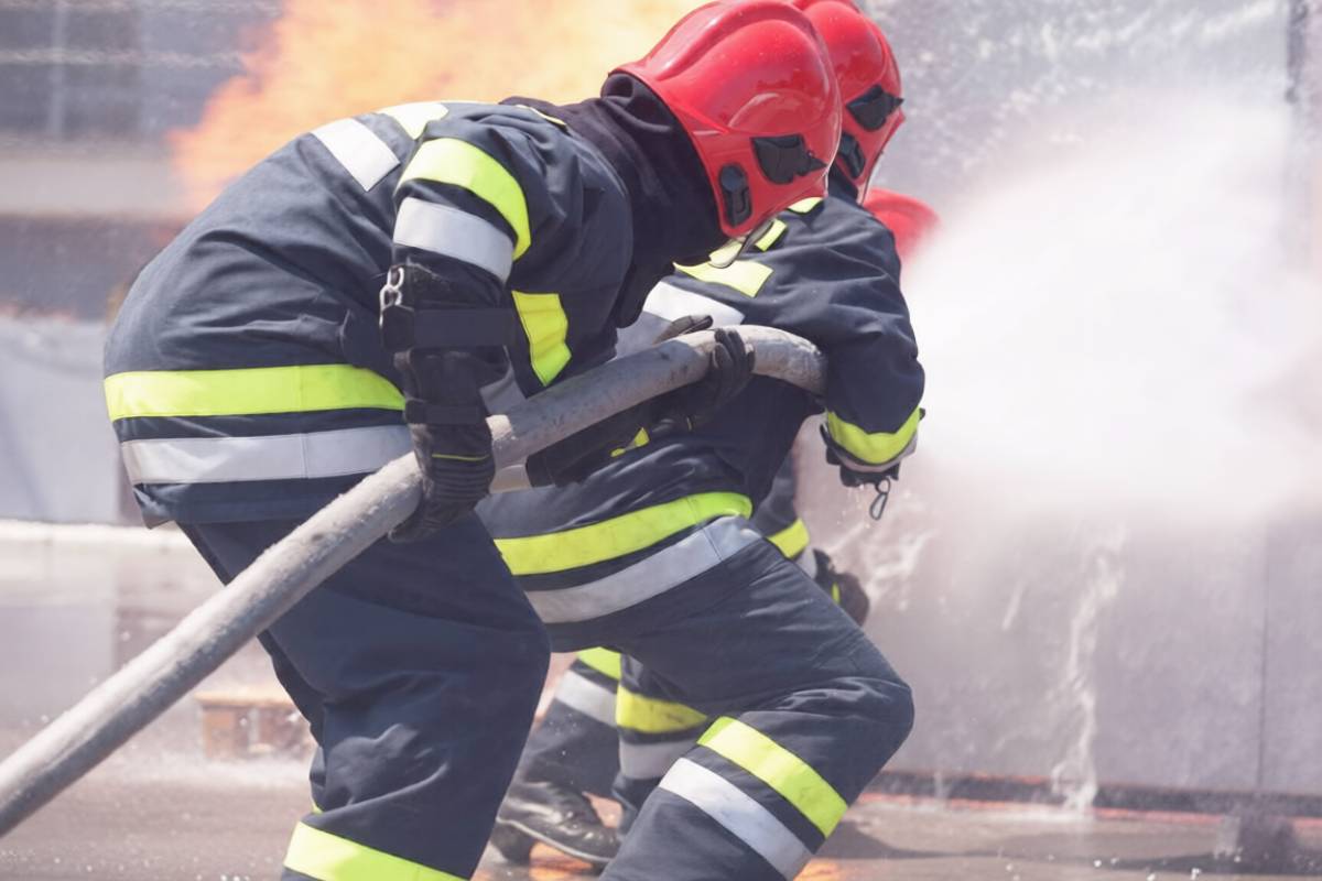 வத்தளையில் தொழிற்சாலை ஒன்றில் தீப்பரவல் | Fire Has Broken Out Waxed Cloth Factory In Wattala வத்தளையில் தொழிற்சாலை ஒன்றில் தீப்பரவல் | Fire Has Broken Out Waxed Cloth Factory In Wattala