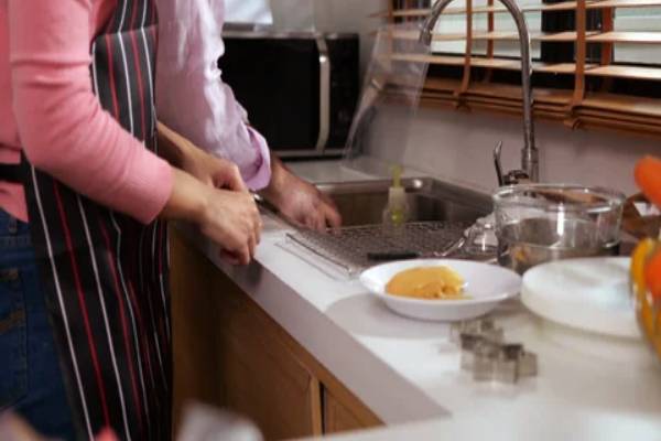 சிங்க் பக்கத்தில் இந்த பொருட்களை வைக்காதீங்க... கிருமி பல மடங்கு பரவும் | Should Not Be Kept Next To The Kitchen Sink சிங்க் பக்கத்தில் இந்த பொருட்களை வைக்காதீங்க... கிருமி பல மடங்கு பரவும் | Should Not Be Kept Next To The Kitchen Sink