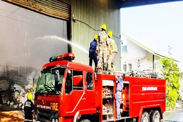 பேலியகொட இரசாயன தொழிற்சாலையொன்றில் தீ பரவல் | Fire Spread In Warehouse