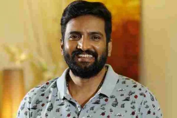 காமெடியனாக இருந்து ஹீரோவாக மாறியிருக்கும் சந்தானத்தின் அழகிய குடும்ப போட்டோ...