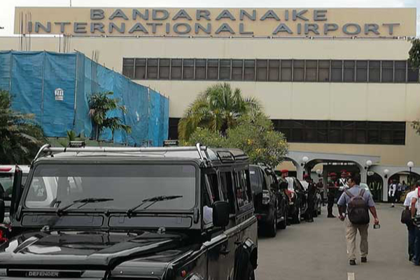 வெளிநாடு சென்ற பெண்ணிடம் கட்டுநாயக்காவில் நகை திருடிய அதிகாரி | Airport Official Steals Passengers Jewelry