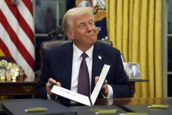 இன்று முதல் 70 நாடுகளுக்கு புதிய இறக்குமதி வரி; டிரம்ப் உத்தரவு | Trump Orders New Import Tariffs On 70 Countries