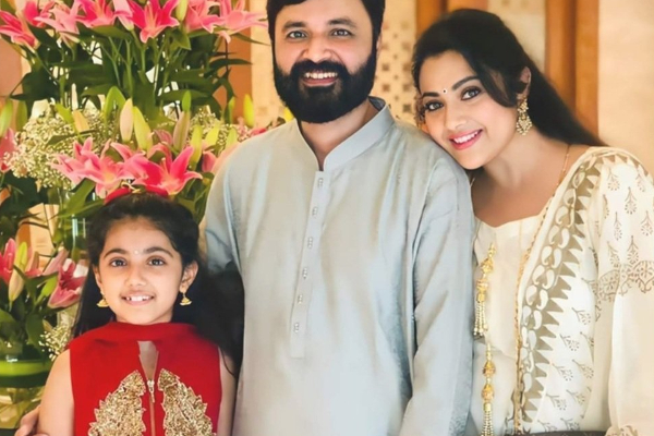 நடிகை மீனாவின் திருமண வாழ்க்கையை மாற்றிய கணவர்! மரணத்திற்கு புறாக்களின் எச்சம் தான் காரணமா | Reason Behind Actress Meenas Husband Death