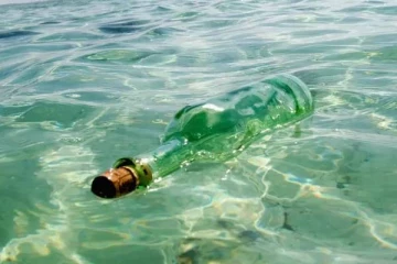 இலங்கையர் நால்வரை பலிவாங்கிய கடலில் மிதந்து வந்த போத்தல்: ஆபத்தான நிலையில் இருவர்