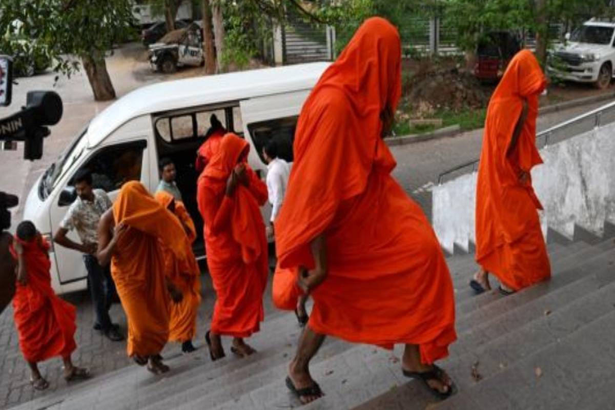 விமான நிலையத்தில் போதைப்பொருட்களுடன் பரபரப்பை ஏற்படுத்திய பிக்குகள் - சிக்கிய பிரதான சூத்திரதாரி | 22 Buddhist Arrested At Airport With Drugs