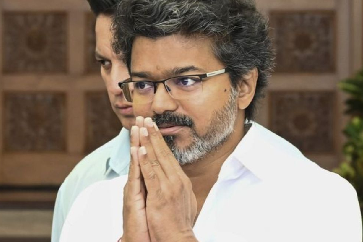 முதலமைச்சர் விஜய் அணிந்திருக்கும் இந்த சட்டையின் விலை எவ்வளவு தெரியுமா? முழு விவரம் இதோ | Trisha Insta Post Cm Vijay Shirt Price