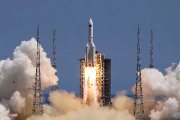 விண்வெளி குப்பையாக மாறியதால் 300 துண்டுகளாக வெடித்து சிதறிய சீன ராக்கெட்